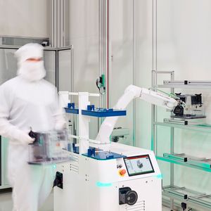 Dank ausgereifter Sicherheitstechnik bewegen sich mobile Roboter und Mitarbeiter selbst in engen Reinraumbereichen sicher und effizient nebeneinander. (Bild:  Fabmatics/Sven Claus)