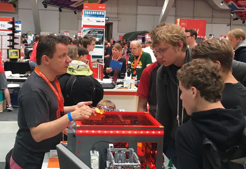 Andreas Baumgart präsentiert die Papercube-Produktionslinie auf der IdeenExpo 2017.  (Jade HS/Marie Czubinzki)