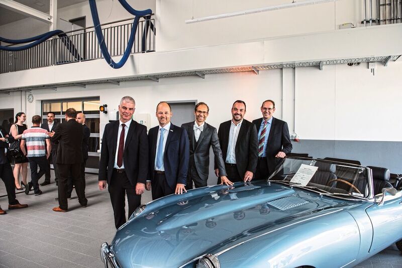 Classic Cars sind eine Leidenschaft von Geschäftsführer Florian Glinicke (Mitte), und leidenschaftliche Oldtimer hat Jaguar ja nun wirklich zu bieten. (Glinicke)