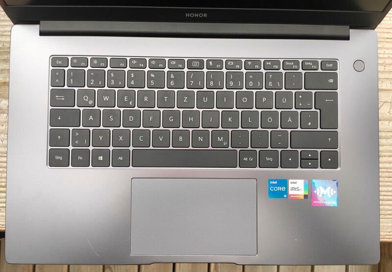 Parktisches Detail: Der Powerbutton rechts neben dem Keyboard hat einen Fingerabdruckleser integriert. Die ausklappbare Webcam sitzt in der Mitte zwischen den Funktionstasten in der obersten Reihe der Tastatur.  (Vogel IT-Medien)