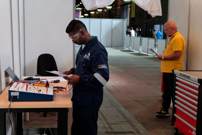 Das Teilnehmerfeld der Pkw-Mechatroniker kam von allen Kontinenten. Shamir Anil Dhanpath war zum Beispiel aus Südafrika angereist. (Bild: Büttner - VCG)