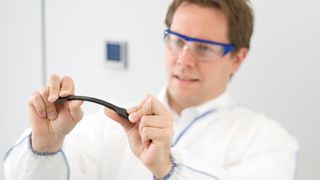 Recycelte Carbonfasern habe eine ähnlich hohe Qualität wie Neufasern. Das demonstriert Carbo-NXT-Prokurist Tim Rademacker anhand einer Polyamidprobe.  (Bild: Carbo-NXT)