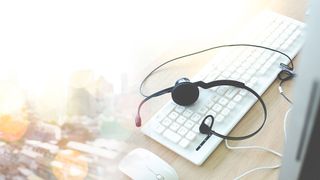 Die Rechnung geht auf: Gute technische Unterstützung macht Mitarbeiter im Call Center zufriedener mit ihrer Arbeit, was sich am Ende nur positiv auf die Kundenzufriedenheit auswirkt.  (Bild: NVB Stocker - stock.adobe.com)