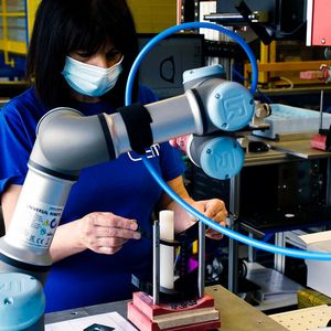 Automatisierung sichert heute schon langfristg den Erfolg. Die einsatzflexiblen Leichtbau-Cobots von Universal Robots helfen hier etwa beim Dispergieren.(Bild:  Universal Robots)