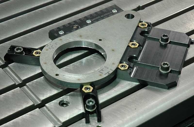 Bild 5: Mit dem Leistenschraubstock LSV können auch keilförmige Werkstücke problemlos gespannt werden. (Archiv: Vogel Business Media)