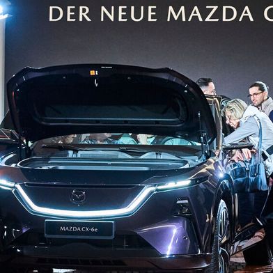 Der Mazda CX-6e sorgte bei seiner Deutschlandpremiere für großes Interesse bei den Händlern und Kunden. (Bild: SilkeSteinrathsPhotography)
