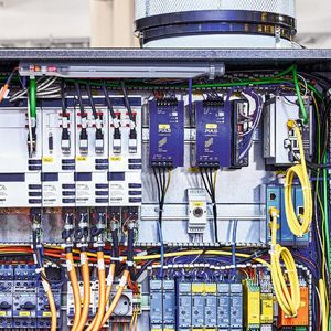 Das Multiachs-Servosystem AX8000 und der Ultra-Kompakt-Industrie-PC C6030 mit Twincat CNC bilden den Steuerungskern der 5-Achs-CNC-Maschine Micro5 XL. (Bild: Beckhoff)