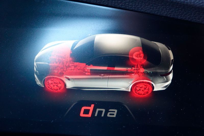 Der Fahrer kann zwischen drei Fahrmodi wählen, die Dynamikvariante in sportivem Rot ist wohl bei den meisten Fahrern die erste Wahl. (Holz / »kfz-betrieb«)