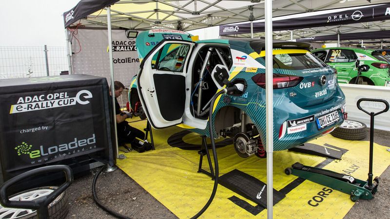 Opel zapft den Strom für die Ladepunkte mit rund 20.000 Volt vom öffentlichen Mittelspannungsnetz ab und schickt ihn in einen eigens mitgebrachten Transformator, der den Strom in 1.000 Volt Gleichstrom wandelt. (Bild: Opel)