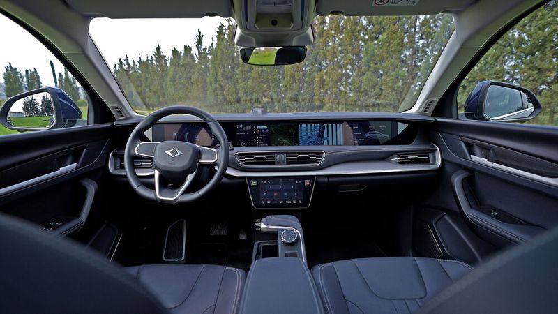 Auch wenn die Skateboard-Plattform stolze 2,98 Meter Radstand bietet und man deshalb selbst hinten solide sitzen kann, ist der Togg kein Raumriese. (Bild: SP-X/Benjamin Bessinger)