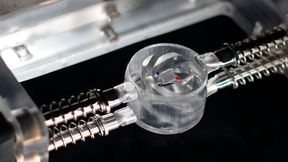 Der Mikromotor mit Wasserantrieb! Im durchsichtigen, 3D-gedruckten Bauteil, dreht sich der schwebende „Schwimmer“ (rot-blau markiert) an der Wasseroberfläche. Das könnte der Kniff sein, um jetzt auch feinste Faserbündel für Kabel und Medizintechnik herzustellen. Hier mehr dazu ...  (Bild: Cheng Zeng / Sinano)