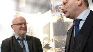 Mit einem Händedruck besiegelten Waclaw Kropinski (l.), Präsident Hydrotor, und Thomas Warnatsch, geschäftsführender Gesellschafter Mikromat Dresden, die Vertragsunterzeichnung auf der Messe. (Archiv: Vogel Business Media)