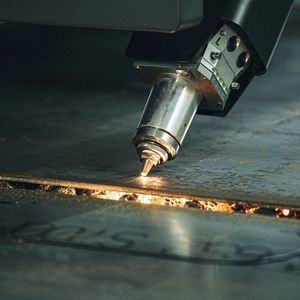 Das neue hochdynamische Laserfasenaggregat Bevel-U ermöglicht die Herstellung präziser und wiederholgenauer Fasenteile – ein großer Vorteil bei der Kantenvorbereitung für automatisiertes Roboterschweißen.(Bild:  Messer Cutting Systems)