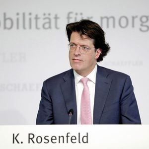 „Unsere Prognose zum währungsbereinigten Umsatzwachstum in Höhe von 4 bis 5 % haben wir im Gesamtjahr übertroffen. Wir gehen davon aus, dass sich die positive Umsatzentwicklung auch in 2018 fortsetzt“, sagte Klaus Rosenfeld, Vorstandsvorsitzender der Schaeffler AG.