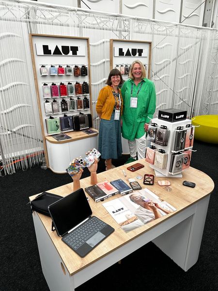 Tolles Zubehör bekommt man bei Christin Müller und Maike Burghardt (r., LAUT). (Bild: Vogel IT-Medien)