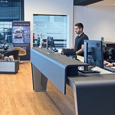 Der Counter im Autohaus Rieger ist die zentrale Stelle für alle Zahlungsaktivitäten. Die Mitarbeiter sind auf alle Fragen rund um Zahlungsmodalitäten vorbereitet. (Bild: VCG - Lulei)