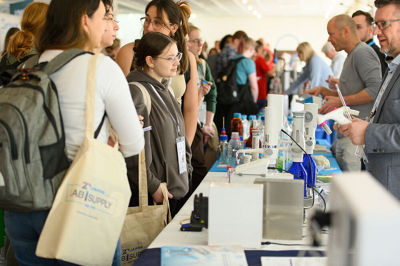 Der Ausstellungsbereich war schon kurz nach Beginn der LAB-SUPPLY gut gefüllt und es gab zahlreiche informative Gespräche.   Mehr Infos zu den kommenden LAB-SUPPLY-Messen finden Sie auf www.lab-supply.info (Bild: Stefan Stark)