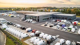 Auf 50.000 Quadratmetern hat die Herbrand-Gruppe einen neuen Nutzfahrzeugstandort in Krefeld-Fichtenhain gebaut. (Herbrand)