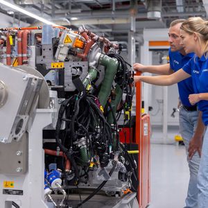 The fuel-cell power module is the most complex system Bosch has ever developed. A fuel-cell power module made in Feuerbach comprises several hundred individual parts, weighs more than 500 kilograms, and has a surface area of roughly 1.5 square meters.(Source:  Bosch)