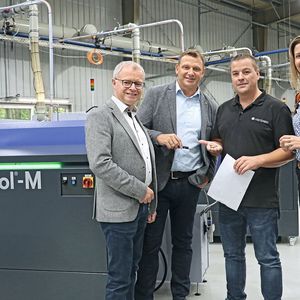 (De droite à gauche) Anja Peplinski et Jan Weber de la société Feindreh GmbH misent sur le partenariat avec KNOLL Maschinenbau, représentée par Matthias Wachter et Markus Rölleke. Ils sont particulièrement séduits par les installations haute pression LubiCool® : « Elles nous ont ouvert la voie à de nouvelles possibilités d'usinage. »(Source :  KNOLL)