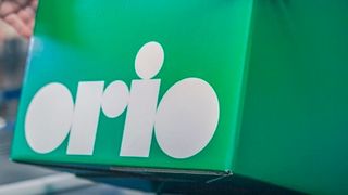 Es geht bunt zu bei Orio: Die Versandkartons erscheinen in leuchtenden Farben wie Pink, Blau oder Grün. (Orio)