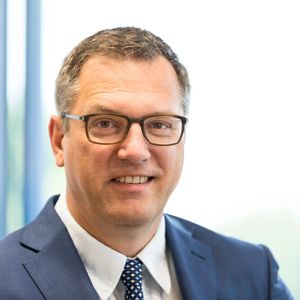 Jürgen Weiß, geschäftsführender Gesellschafter von Weiss Kunststoffverarbeitung: „Der Wandel in der Mobiliät beeinflusst die gesamte Lieferkette der Automobilproduktion und ist einer der Gründe dafür, dass sich auch wir uns in einem Transformationsprozess befinden. Die Fakuma nutzen wir als Präsentationsplattform für den neu engeschlagenen Weg.“