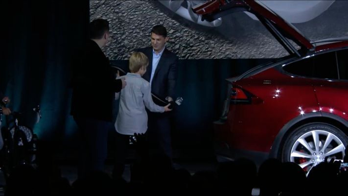 … mit dem sich Skis und Fahrräder einfach transportieren lassen. (Bild: Tesla)