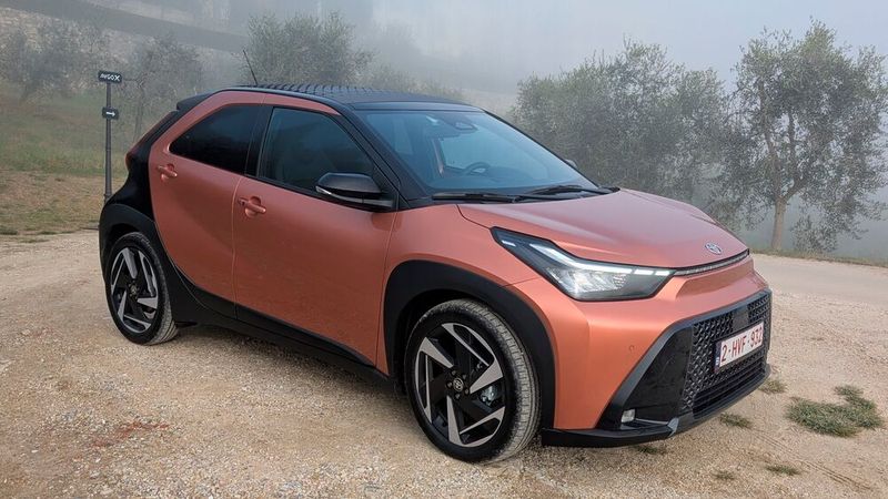 Der neue Aygo X punktet mit einem effizienten Hybridantrieb und einen geschärften Design. (Bild:  Mauritz – VCG)