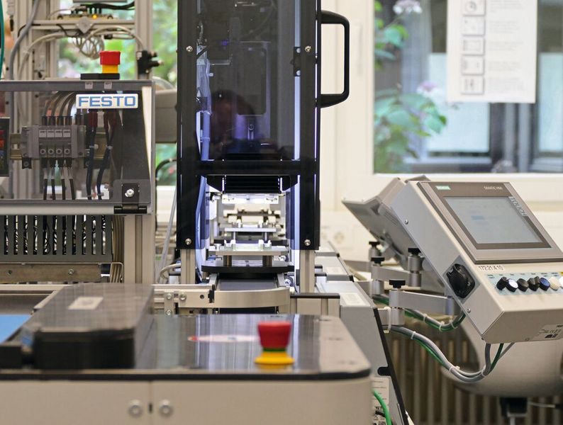 Werkstückträger durchlaufen mehrere Bearbeitungsstationen in der Lernfabrik 4.0.  (Bild: SEW-Eurodrive GmbH & Co KG)