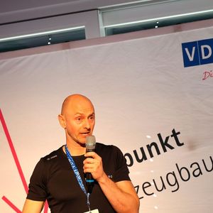 Christian Seng, ebenfalls Gründer und heutiger geschäftsführender Gesellschafter bei Stolz&Seng, skizziert die Zukunft seines Unternehmens und zeigt, warum Netzwerke und beispielsweise die Mitarbeit in einem Verband wie dem VDWF für die Branche so wichtig sind.(Bild:  Maschinenmarkt/rw)