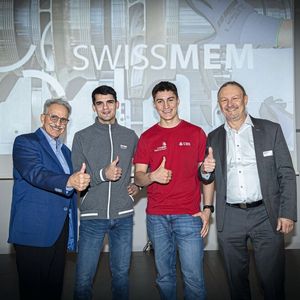 Technologischer Austausch über Generationen: René Näf (Moderator, li.) und Pascal Streiff (re., Ressortleiter Industriesektoren, Swissmem) konnten zwei der aktuell besten Nachwuchs-Fertigungsspezialisten auf dem Swissmem Zerspanungsseminar begrüssen: Manuel Nussbaumer (2. v. li., Bucher Hydraulics, Prototypenbau) ist Swissskills-Gewinner im CNC-Fräsen und Arno Zehner (3. v. li., ABB, Prototypenbau) ist Swissskills-Gewinner im Drehen.(Bild:  Matthias Böhm)