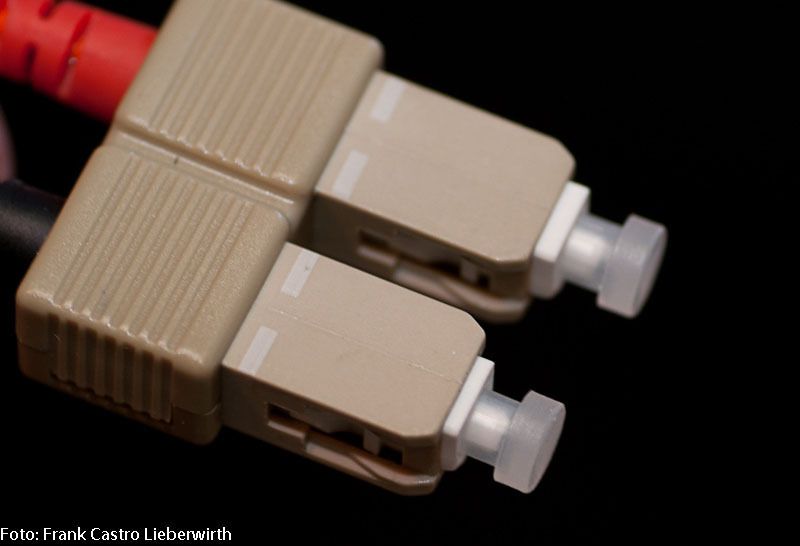Abbildung 13: Der SC-Stecker ist 2002 der Nachfolger des ST-Steckers. Dieser Stecker verriegelt sich automatisch beim Einstecken und entriegelt sich beim Abziehen. (Archiv: Vogel Business Media)