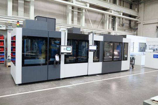 (Der Spezialist für Richtmaschinen Arku demonstriert eindrucksvoll, wie virtuos sich unterschiedliche Bleche ohne manuellen Eingriff handhaben lassen. Bild: Schmalz)