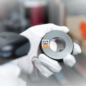 Zur Vorbereitung der Kalibrierung erhält jedes Messmittel einen Aufkleber mit einer elektronisch lesbaren Unique-ID. Wahlweise kann das Messmittel auch per Lasersignierung mit einer permanenten Ident-Nummer versehen werden.(Bild:  Perschmann Calibration GmbH)