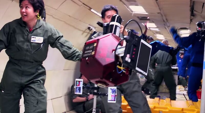 Ein mit dem Tango-Handy ausgerüsteter SPHERES-Roboter bei Schwerelosigkeitstest in einem Flugzeug bei Zero-G-Flügen. (Youtube/Google)
