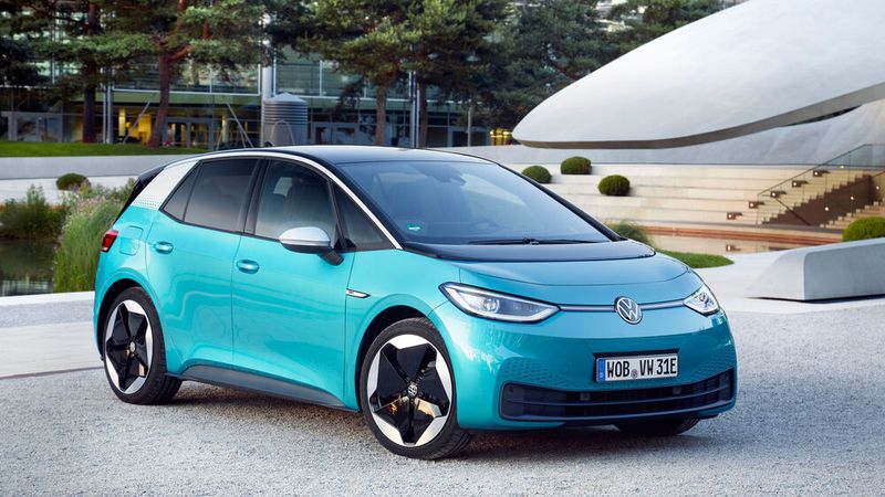 Die Top-Variante der kompakten Limousine: Der VW ID.3. Noch gerade so ist er zu bürgerlichen Preisen zu haben, die Reichweite liegt aber bereits im Premium-Bereich. (Bild: Volkswagen AG)