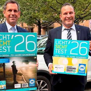 Ministerpräsident Olaf Lies (l.) gab gemeinsam mit Oliver Schatta MdL und Mitglied im Vorstand des Landesinnungsverbandes Niedersachsen den Startschuss mit dem aktuellen Plakat und der neuen Plakette für den Licht-Sicht-Test 2026.(Bild:  df)