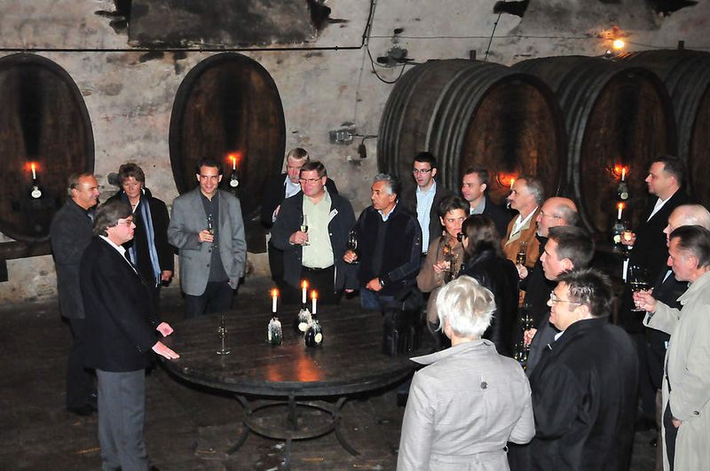 Zum Abschluss des informativen Kongresstages konnten sich die Teilnehmer bei einer Kellerführung in der Würzburger Residenz entspannen und... (Archiv: Vogel Business Media)