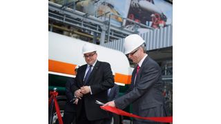 Pawel Jarczewski (l.), Präsident der Grupa Azoty sowie Ivo Bols (r.), Vice President und General Manager Flüssiggase Europa bei Air Products eröffnen die neue Anlage in Polen. (Bild: Air Products)