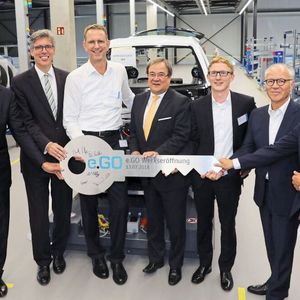 Die offizielle Schlüsselübergabe bei der Eröffnung des Werk 1 der E-Go Mobile AG (v. li.): Bernd Bohr (Vorsitzender des Hochschulrates), Marcel Philipp (Oberbürgermeister der Stadt Aachen), Professor Günther Schuh (Vorstandschef der E-Go Mobile AG), Armin Laschet (Ministerpräsident des Landes Nordrhein-Westfalen), Bastian Lüdtke (Leiter Werk 1 der E-Go Mobile AG), Stefan Seiberth (President Powertrain Solutions bei Bosch) und Monty Klepzig (Architekt Pasucha & Klepzig).(Bild:  e.GO Mobile AG)