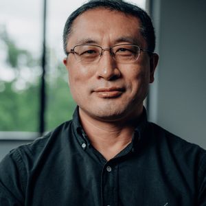 ... und Jibo Liu (USA): Was früher Stunden oder Tage dauerte und spezielle Werkzeuge erforderte, erledigt eine neu entwickelte, mobile App nun in weniger als 30 Minuten. Dies spart Kunden Zeit und Kosten und erhöht die Effizienz bei der Installation komplexer Systeme. (Bild:  Siemens)