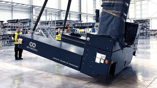 Per Schwertransport gelangte das autonom agierende FTF-System Custom Move ins BMW-Werk Swindon. Die Experten von EK Robotics (im Bild) machten es in nur fünf Tagen einsatzbereit.(Bild:  EK Robotics)