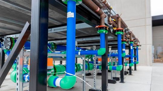 Die Materialwahl im sekundären Flüssigkeitsnetz beeinflusst Wartung, Kühlmittelqualität und Filterstandzeiten.(Bild:  aquatherm)