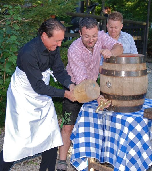 Frederic Braut, EMEA Director Cloud Computing Arrow, eröffnet nach nur drei Schlägen das Wiens Opening mit den Worten „o`zapft is“. (Pielenz-Fotodesign)