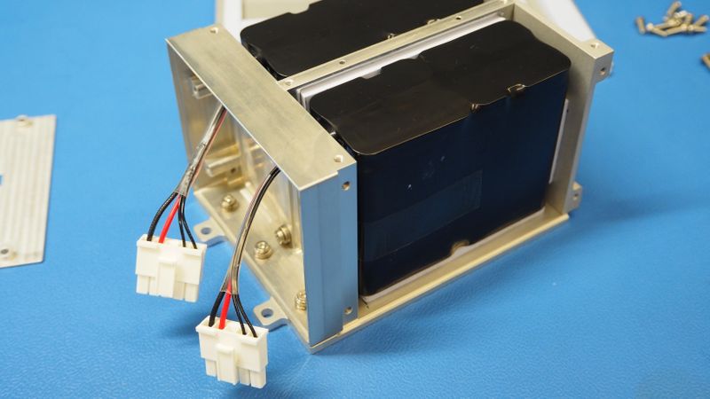 Tubin-Satellit mit zwei Lithium-Ionen-Batteriepacks. (Bild:  Philipp Werner / TU Berlin)