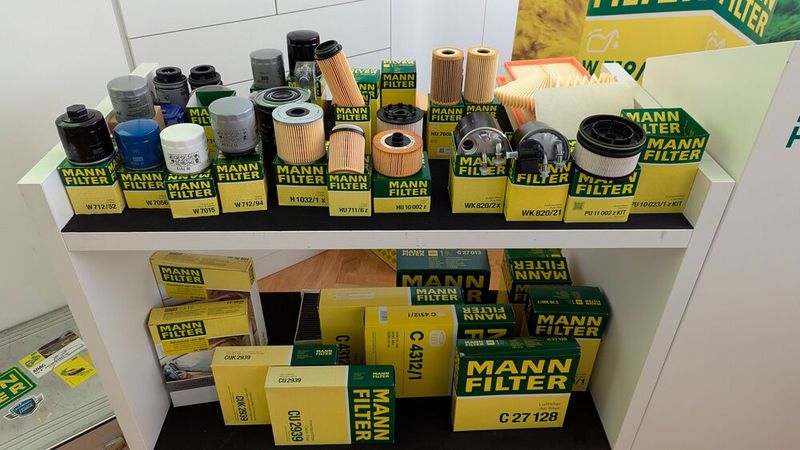 Kleines Beispielsortiment typischer Kfz-Filter. Die Farben der Ölfiltergehäuse (links) übernimmt Mann+Hummel übrigens 1:1 vom jeweiligen Fahrzeughersteller. (Bild: Dominsky – VCG)