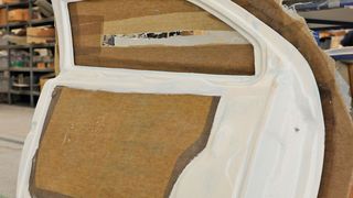 Henry Ford zeigte 1941 eine naturfaserverstärkte Autokarosserie. Der Trabant aus der ehemaligen DDR nahm die Idee auf. Heute rücken Jute, Hanf, Flachs oder Sisal auch wieder in den Fokus der Automobilteileentwicklung. Hier ein Beispiel von Faurecia für eine Pkw-Tür. (Bild: Faurecia)