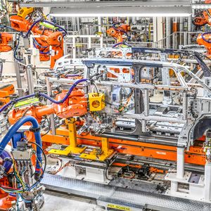 Der Automatisierungsgrad im Karosseriebau des ID Buzz beträgt laut Volkswagen Nutzfahrzeuge 92 Prozent.(Bild:  Henning Scheffen/Volkswagen Nutzfahrzeuge)