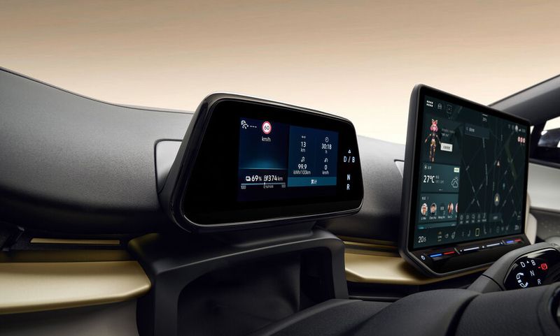 Relevante Fahrinformationen zeigt ein Display hinter dem Lenkrad an. (Bild: Volkswagen AG)