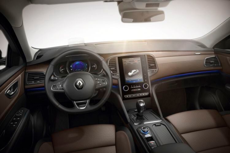 Das Cockpit wird dominiert vom großen Touchscreen. Dem Zeitgeist folgend lässt es sich in unterschiedlichen Farbtönen akzentuiert beleuchten. (Renault AG)